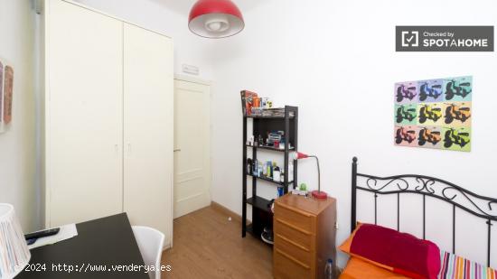 Alojamiento en piso compartido en Latina con escritorio - MADRID