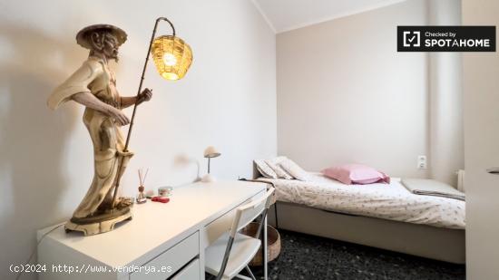 Se alquila habitación en apartamento de 3 dormitorios en Barcelona - BARCELONA