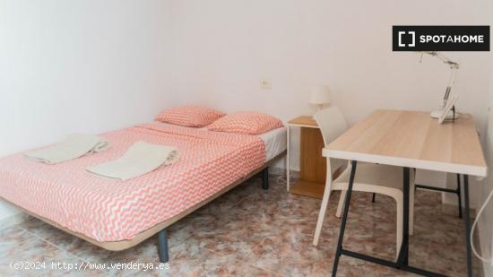 Alquiler de habitaciones en piso de 7 habitaciones en Valencia - VALENCIA