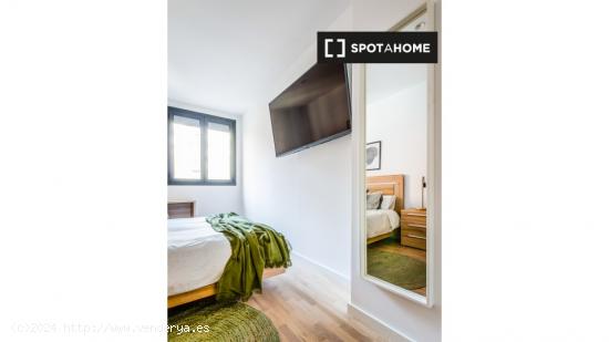 Habitación en piso compartido en barcelona. - BARCELONA