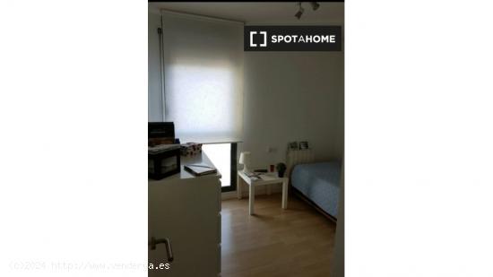 Habitación en piso compartido en barcelona. - BARCELONA