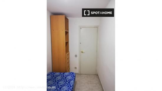 Habitación en piso compartido en barcelona. - BARCELONA