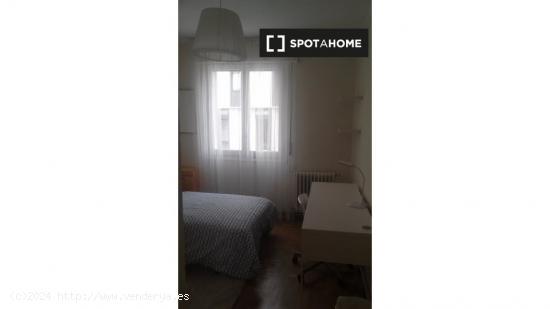 Se alquila habitación en piso de 3 habitaciones en Pamplona - NAVARRA