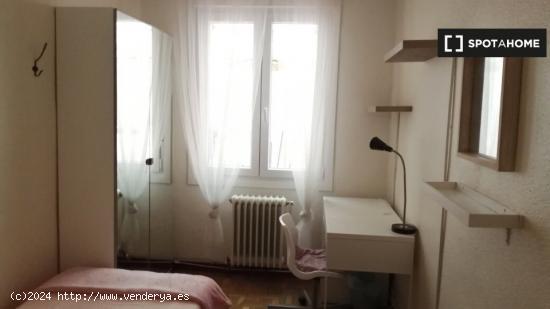 Se alquila habitación en piso de 3 habitaciones en Pamplona - NAVARRA