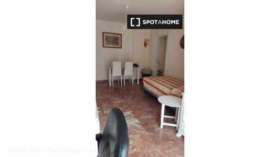 Alquiler de habitaciones en piso de 4 dormitorios en Almería - ALMERIA