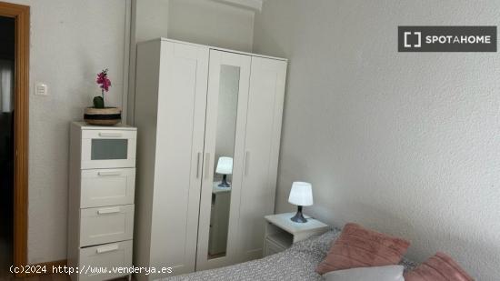 Se alquila habitación en piso de 3 dormitorios en Delicias, Zaragoza - ZARAGOZA