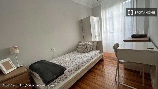 Se alquila habitación en apartamento de 2 habitaciones en Casco Viejo - VIZCAYA