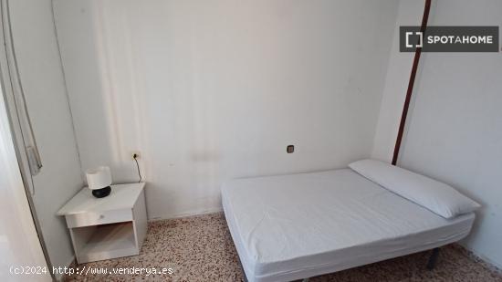 Se alquila habitación en piso compartido de 4 habitaciones en Murcia - MURCIA