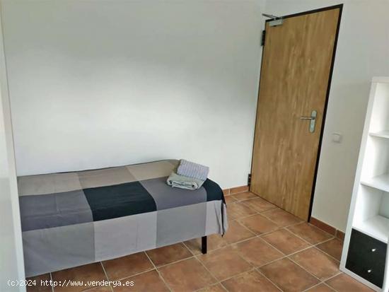  Alquiler de habitaciones en casa de 25 habitaciones en Bellaterra, Barcelona - BARCELONA 