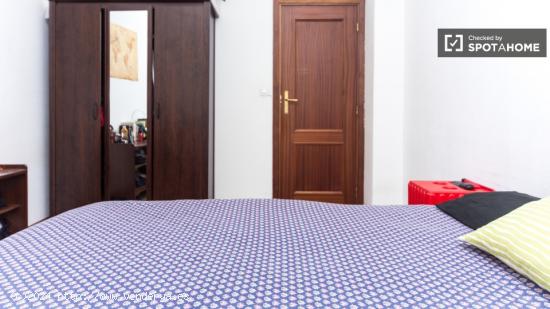 Habitación grande con escritorio en apartamento de 5 dormitorios, Salamanca. - MADRID