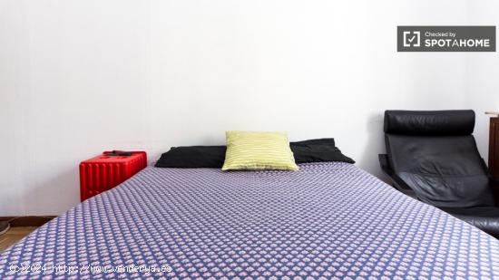 Habitación grande con escritorio en apartamento de 5 dormitorios, Salamanca. - MADRID