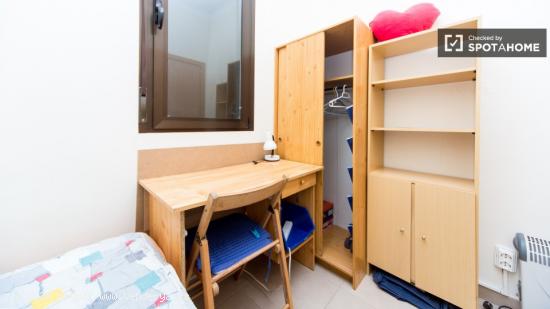 Cómoda habitación con escritorio en un apartamento de 3 dormitorios, Chamberí - MADRID