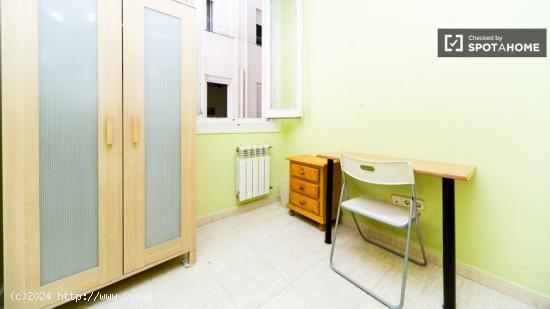 Habitación enorme en un apartamento de 5 dormitorios con armario, Chueca - MADRID