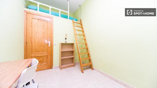 Habitación enorme en un apartamento de 5 dormitorios con armario, Chueca - MADRID