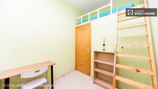 Habitación enorme en un apartamento de 5 dormitorios con armario, Chueca - MADRID