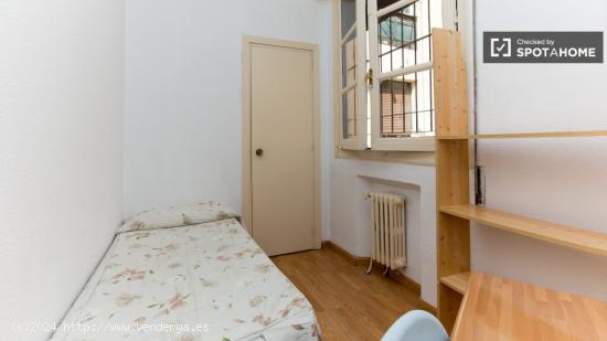 Habitación amueblada con ventana con vistas al patio interior en un piso compartido, Puerta del Sol