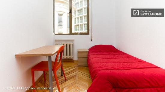 Habitación enorme con escritorio en piso compartido, Puerta del Sol - MADRID