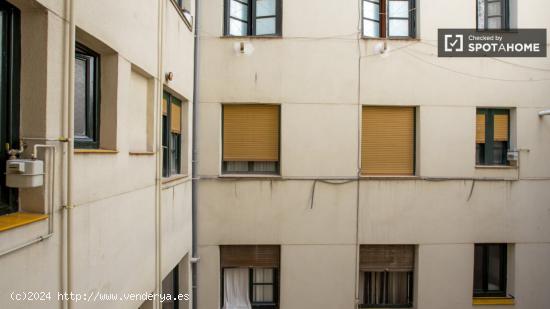 Habitación enorme con ventana con vistas a un patio interior en piso compartido, Puerta del Sol - M