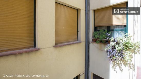 Espaciosa habitación con ventana con vistas a un patio interior en piso compartido, Puerta del Sol 