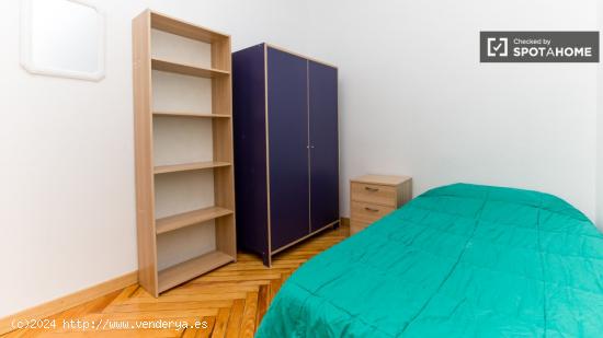 Preciosa habitación con estantería para libros en piso compartido, Puerta del Sol - MADRID