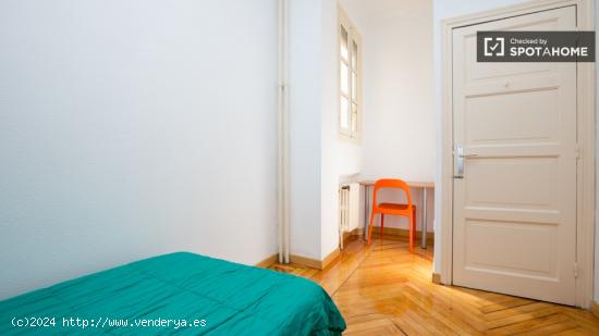 Preciosa habitación con estantería para libros en piso compartido, Puerta del Sol - MADRID