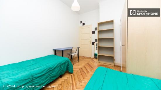 Enorme habitación con ventana con vista a la calle en piso compartido, Puerta del Sol - MADRID