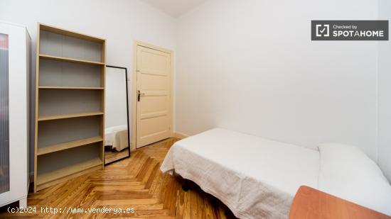 Amplia habitación con escritorio en el departamento compartido, Puerta del Sol - MADRID