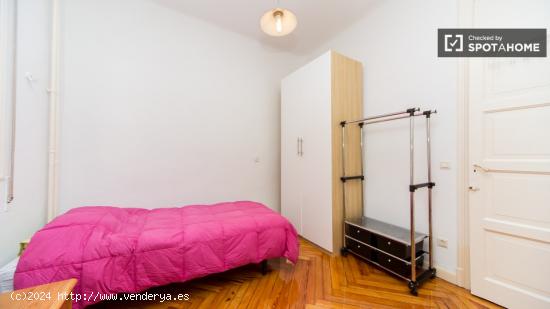 Habitación equipada con armario independiente en un apartamento de 9 dormitorios, Malasaña - MADRI