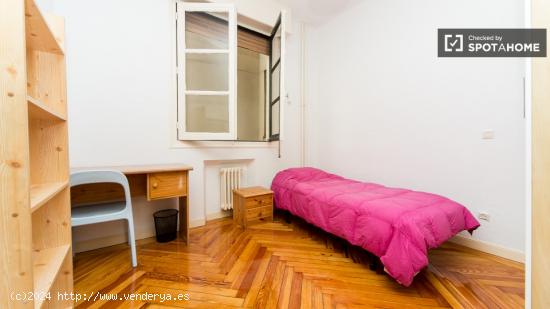 Habitación equipada con armario independiente en un apartamento de 9 dormitorios, Malasaña - MADRI