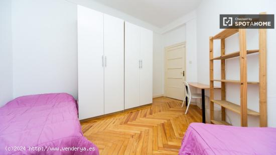 Amplia habitación con parejas permitidas en piso compartido, Chueca - MADRID