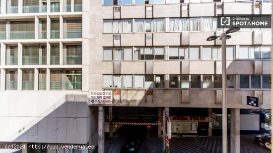 Amplia habitación con parejas permitidas en piso compartido, Chueca - MADRID