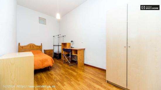  Amplia habitación con escritorio en apartamento de 9 habitaciones, Malasaña - Sólo mujeres - MADR 