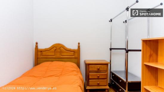 Amplia habitación con escritorio en apartamento de 9 habitaciones, Malasaña - Sólo mujeres - MADR