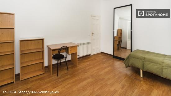 Amplia habitación con escritorio en apartamento de 9 habitaciones, Malasaña - Sólo mujeres - MADR