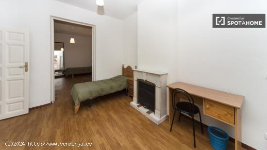 Enorme habitación con calefacción en piso de 9 habitaciones, Malasaña - Sólo mujeres - MADRID