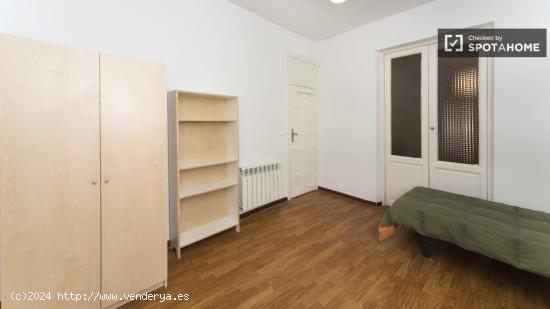 Enorme habitación con calefacción en piso de 9 habitaciones, Malasaña - Sólo mujeres - MADRID