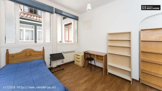  Enorme habitación con escritorio en piso de 9 habitaciones, Malasaña - Sólo mujeres - MADRID 