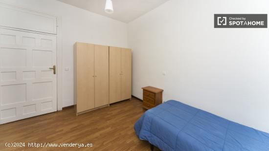 Enorme habitación con escritorio en piso de 9 habitaciones, Malasaña - Sólo mujeres - MADRID