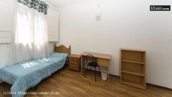  Amplia habitación con calefacción en piso de 9 habitaciones, Malasaña - Sólo mujeres - MADRID 