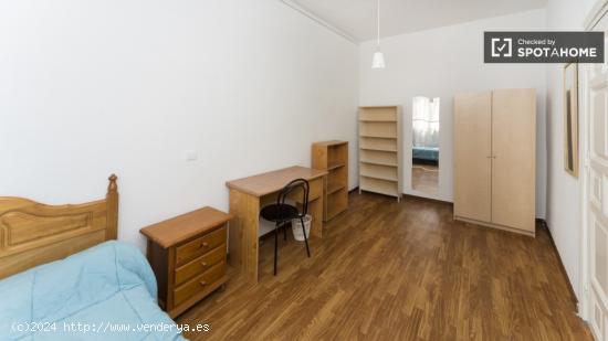 Amplia habitación con calefacción en piso de 9 habitaciones, Malasaña - Sólo mujeres - MADRID