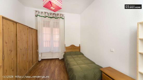  Bonita habitación con armario en piso compartido, Malasaña - Sólo mujeres - MADRID 