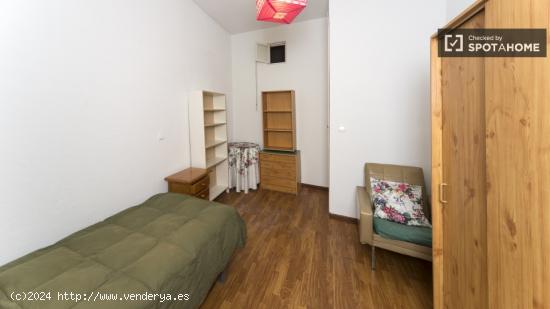 Bonita habitación con armario en piso compartido, Malasaña - Sólo mujeres - MADRID