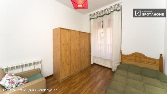 Bonita habitación con armario en piso compartido, Malasaña - Sólo mujeres - MADRID