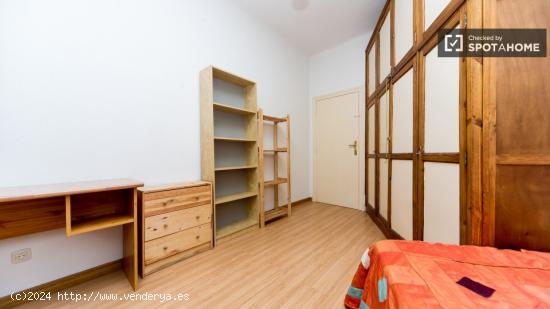 Habitación equipada con cómoda en un apartamento de 9 dormitorios, Malasaña - MADRID