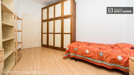 Habitación equipada con cómoda en un apartamento de 9 dormitorios, Malasaña - MADRID