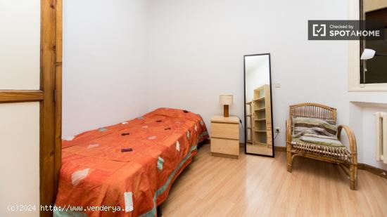 Habitación equipada con cómoda en un apartamento de 9 dormitorios, Malasaña - MADRID