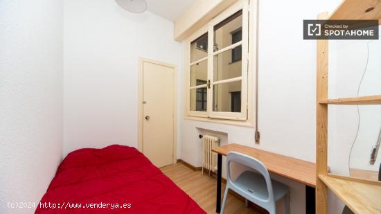 Habitación amueblada con calefacción en apartamento de 9 dormitorios, Malasaña - MADRID