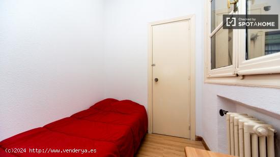 Habitación amueblada con calefacción en apartamento de 9 dormitorios, Malasaña - MADRID