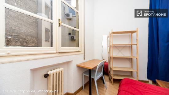 Habitación amueblada con calefacción en apartamento de 9 dormitorios, Malasaña - MADRID