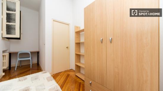 Gran habitación con escritorio en piso compartido, Malasaña - MADRID